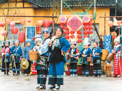 　　当地村民身穿民族服饰表演节目《苗族盛装》。